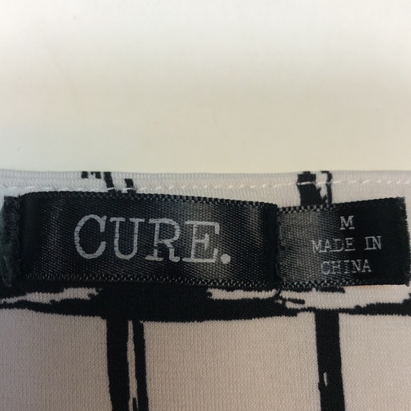 CURE White Black Box Print Open Shoulder Detail Cinch Bottom Hem Short Sleeve - Picture 4 of 9